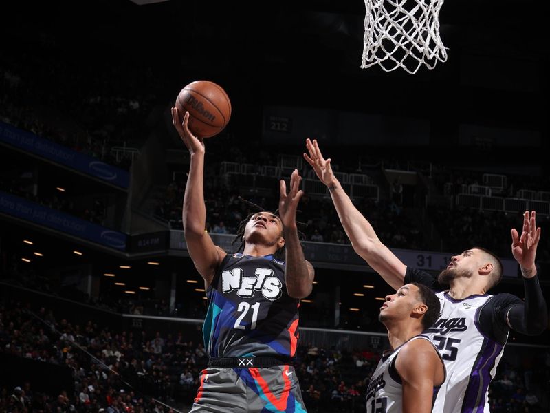 BROOKLYN, NY - APRIL 7: Noah Clowney #21 of the Brooklyn Nets drives to the basket during the game against the Sacramento Kings on April 7, 2024 at Barclays Center in Brooklyn, New York. NOTE TO USER: User expressly acknowledges and agrees that, by downloading and or using this Photograph, user is consenting to the terms and conditions of the Getty Images License Agreement. Mandatory Copyright Notice: Copyright 2024 NBAE (Photo by Nathaniel S. Butler/NBAE via Getty Images)