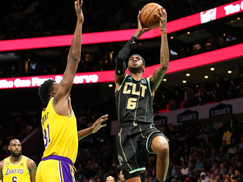 CHARLOTTE, NC - JANUARY 2: Jalen McDaniels #6 of the Charlotte Hornets drives to the basket against the Los Angeles Lakers on January 2, 2023 at Spectrum Center in Charlotte, North Carolina. NOTE TO USER: User expressly acknowledges and agrees that, by downloading and or using this photograph, User is consenting to the terms and conditions of the Getty Images License Agreement. Mandatory Copyright Notice: Copyright 2023 NBAE (Photo by Brock Williams-Smith/NBAE via Getty Images)