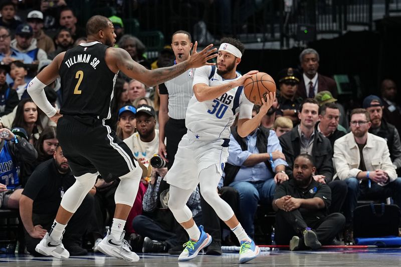 DALLAS, TX - JANUARY 9: Seth Curry #30 of the Dallas Mavericks looks to pass the ball during the game against the Memphis Grizzlies on January 9, 2024 at the American Airlines Center in Dallas, Texas. NOTE TO USER: User expressly acknowledges and agrees that, by downloading and or using this photograph, User is consenting to the terms and conditions of the Getty Images License Agreement. Mandatory Copyright Notice: Copyright 2024 NBAE (Photo by Glenn James/NBAE via Getty Images)