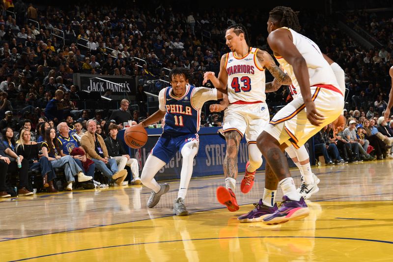 SAN FRANCISCO, CA - JANUARY 2:  Jeff Dowtin Jr. #11 of the Philadelphia 76ers dribbles the ball during the game against the Golden State Warriors on January 2, 2025 at Chase Center in San Francisco, California. NOTE TO USER: User expressly acknowledges and agrees that, by downloading and or using this photograph, user is consenting to the terms and conditions of Getty Images License Agreement. Mandatory Copyright Notice: Copyright 2025 NBAE (Photo by Noah Graham/NBAE via Getty Images)