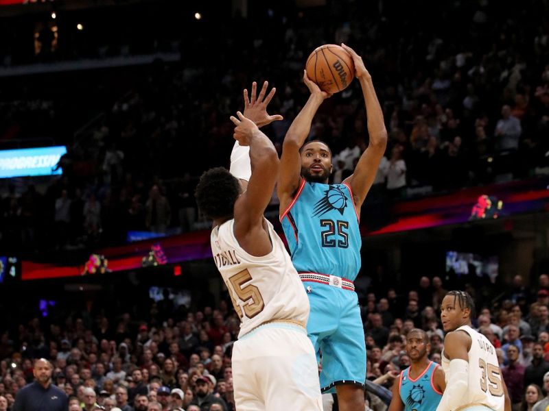 CLEVELAND, OH - JANUARY 4: Mikal Bridges #25 of the Phoenix Suns drives to the basket during the game against the Cleveland Cavaliers  on January 4, 2023 at Rocket Mortgage FieldHouse in Cleveland, Ohio. NOTE TO USER: User expressly acknowledges and agrees that, by downloading and/or using this Photograph, user is consenting to the terms and conditions of the Getty Images License Agreement. Mandatory Copyright Notice: Copyright 2022 NBAE (Photo by Lauren Bacho/NBAE via Getty Images)