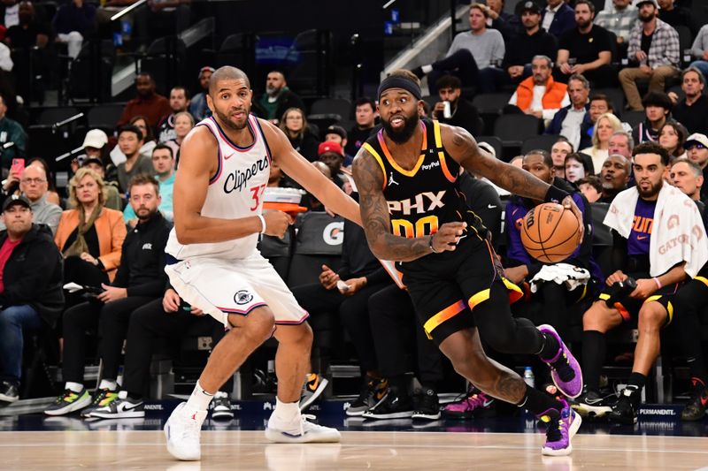 INGLEWOOD, CA - OCTOBER 31: Royce O'Neale #00 of the Phoenix Suns dribbles the ball during the game against the LA Clippers on October 31, 2024 at Intuit Dome in Los Angeles, California. NOTE TO USER: User expressly acknowledges and agrees that, by downloading and/or using this Photograph, user is consenting to the terms and conditions of the Getty Images License Agreement. Mandatory Copyright Notice: Copyright 2024 NBAE (Photo by Adam Pantozzi/NBAE via Getty Images)