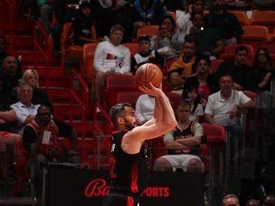 MIAMI, FL - DECEMBER 16: Kevin Love #42 of the Miami Heat shoots a three point basket during the game against the Chicago Bulls on December 16, 2023 at Kaseya Center in Miami, Florida. NOTE TO USER: User expressly acknowledges and agrees that, by downloading and or using this Photograph, user is consenting to the terms and conditions of the Getty Images License Agreement. Mandatory Copyright Notice: Copyright 2023 NBAE (Photo by Issac Baldizon/NBAE via Getty Images)