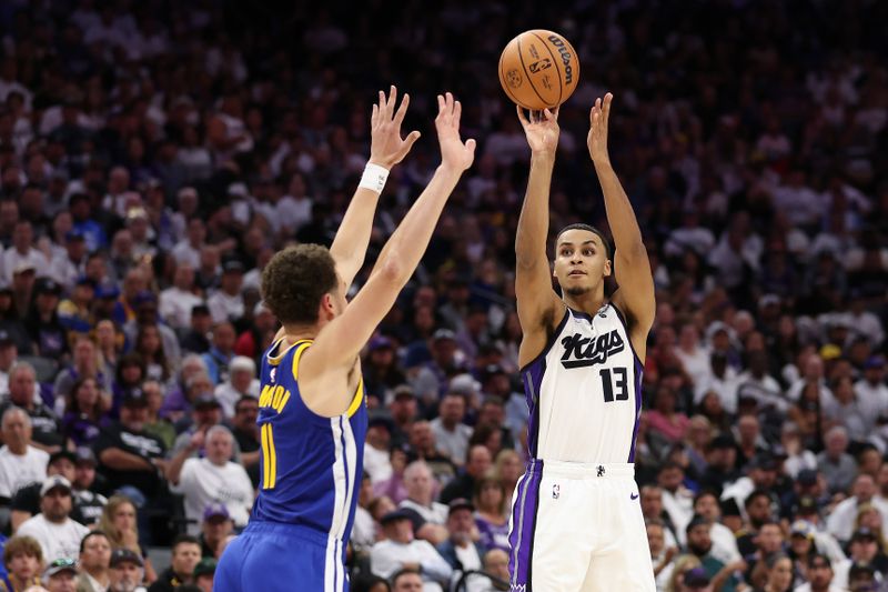 SACRAMENTO, CALIFORNIA - APRIL 16: Keegan Murray #13 of the Sacramento Kings shoots over Klay Thompson #11 of the Golden State Warriors in the second half during the Play-In Tournament at Golden 1 Center on April 16, 2024 in Sacramento, California.  NOTE TO USER: User expressly acknowledges and agrees that, by downloading and or using this photograph, User is consenting to the terms and conditions of the Getty Images License Agreement.  (Photo by Ezra Shaw/Getty Images)