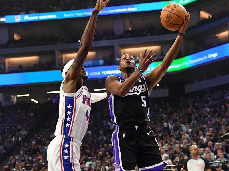 SACRAMENTO, CA - March 25:  De'Aaron Fox #5 of the Sacramento Kings drives to the basket during the game again the Philadelphia 76ers on March 25, 2024 at Golden 1 Center in Sacramento, California. NOTE TO USER: User expressly acknowledges and agrees that, by downloading and or using this Photograph, user is consenting to the terms and conditions of the Getty Images License Agreement. Mandatory Copyright Notice: Copyright 2024 NBAE (Photo by Juan Ocampo/NBAE via Getty Images)