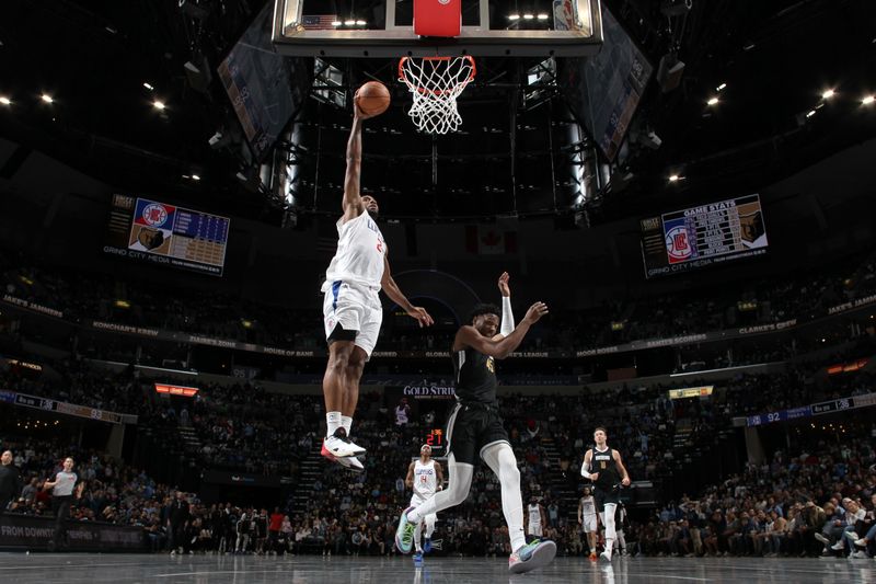 MEMPHIS, TN - FEBRUARY 23: Kawhi Leonard #2 of the LA Clippers drives to the basket during the game against the Memphis Grizzlies on February 23, 2024 at FedExForum in Memphis, Tennessee. NOTE TO USER: User expressly acknowledges and agrees that, by downloading and or using this photograph, User is consenting to the terms and conditions of the Getty Images License Agreement. Mandatory Copyright Notice: Copyright 2024 NBAE (Photo by Joe Murphy/NBAE via Getty Images)