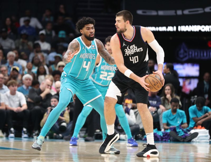 CHARLOTTE, NC - MARCH 31: Nick Richards #4 of the Charlotte Hornets plays defense against Ivica Zubac #40 of the LA Clippers on March 31, 2024 at Spectrum Center in Charlotte, North Carolina. NOTE TO USER: User expressly acknowledges and agrees that, by downloading and or using this photograph, User is consenting to the terms and conditions of the Getty Images License Agreement.  Mandatory Copyright Notice:  Copyright 2024 NBAE (Photo by Brock Williams-Smith/NBAE via Getty Images)