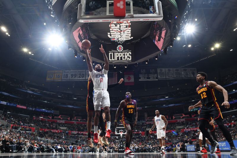 LOS ANGELES, CA - MARCH 17: PJ Tucker #17 of the LA Clippers drives to the basket during the game against the Atlanta Hawks on March 17, 2024 at Crypto.Com Arena in Los Angeles, California. NOTE TO USER: User expressly acknowledges and agrees that, by downloading and/or using this Photograph, user is consenting to the terms and conditions of the Getty Images License Agreement. Mandatory Copyright Notice: Copyright 2024 NBAE (Photo by Adam Pantozzi/NBAE via Getty Images)