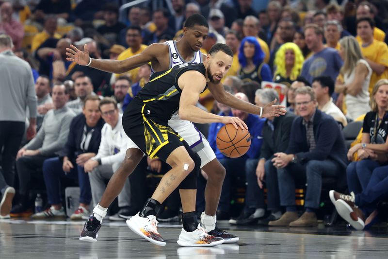 SAN FRANCISCO, CALIFORNIA - APRIL 20: Stephen Curry #30 of the Golden State Warriors is guarded by De'Aaron Fox #5 of the Sacramento Kings during Game Three of the Western Conference First Round Playoffs at Chase Center on April 20, 2023 in San Francisco, California. NOTE TO USER: User expressly acknowledges and agrees that, by downloading and or using this photograph, User is consenting to the terms and conditions of the Getty Images License Agreement. (Photo by Ezra Shaw/Getty Images)