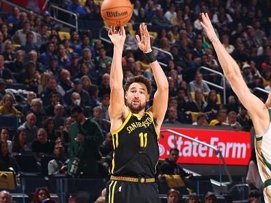 SAN FRANCISCO, CA - DECEMBER 19: Klay Thompson #11 of the Golden State Warriors shoots the ball during the game against the Boston Celtics on December 19, 2023 at Chase Center in San Francisco, California. NOTE TO USER: User expressly acknowledges and agrees that, by downloading and or using this photograph, user is consenting to the terms and conditions of Getty Images License Agreement. Mandatory Copyright Notice: Copyright 2023 NBAE (Photo by Mike Rasay/NBAE via Getty Images)