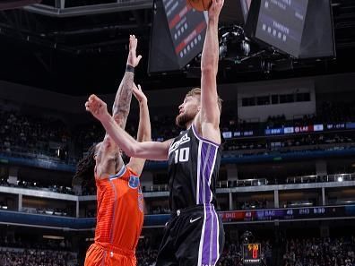 SACRAMENTO, CA - DECEMBER 14: Domantas Sabonis #10 of the Sacramento Kings shoots the ball during the game against the Oklahoma City Thunder on December 14, 2023 at Golden 1 Center in Sacramento, California. NOTE TO USER: User expressly acknowledges and agrees that, by downloading and or using this Photograph, user is consenting to the terms and conditions of the Getty Images License Agreement. Mandatory Copyright Notice: Copyright 2023 NBAE (Photo by Rocky Widner/NBAE via Getty Images)