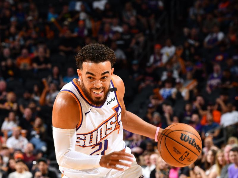 PHOENIX, AZ - OCTOBER 11: Tyus Jones #21 of the Phoenix Suns drives to the basket during the game against the Detroit Pistons during a NBA preseason game on October 11, 2024 at Footprint Center in Phoenix, Arizona. NOTE TO USER: User expressly acknowledges and agrees that, by downloading and or using this photograph, user is consenting to the terms and conditions of the Getty Images License Agreement. Mandatory Copyright Notice: Copyright 2024 NBAE (Photo by Barry Gossage/NBAE via Getty Images)