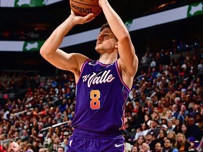 PHOENIX, AZ - DECEMBER 17: Grayson Allen #8 of the Phoenix Suns shoots the ball during the game against the Washington Wizards on December 17, 2023 at Footprint Center in Phoenix, Arizona. NOTE TO USER: User expressly acknowledges and agrees that, by downloading and or using this photograph, user is consenting to the terms and conditions of the Getty Images License Agreement. Mandatory Copyright Notice: Copyright 2023 NBAE (Photo by Barry Gossage/NBAE via Getty Images)