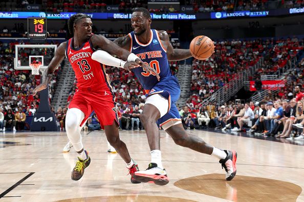 NEW ORLEANS, LA - OCTOBER 28: Julius Randle #30 of the New York Knicks drives to the basket during the game against the New Orleans Pelicans on October 28, 2023 at the Smoothie King Center in New Orleans, Louisiana. NOTE TO USER: User expressly acknowledges and agrees that, by downloading and or using this Photograph, user is consenting to the terms and conditions of the Getty Images License Agreement. Mandatory Copyright Notice: Copyright 2023 NBAE (Photo by Layne Murdoch Jr./NBAE via Getty Images)