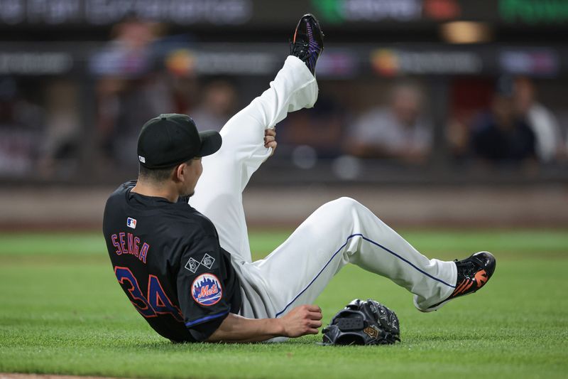 Jul 26, 2024; New York City, New York, USA; New York Mets starting pitcher Kodai Senga (34) reacts after an injury during the fifth inning against the Atlanta Braves at Citi Field. Mandatory Credit: Vincent Carchietta-USA TODAY Sports