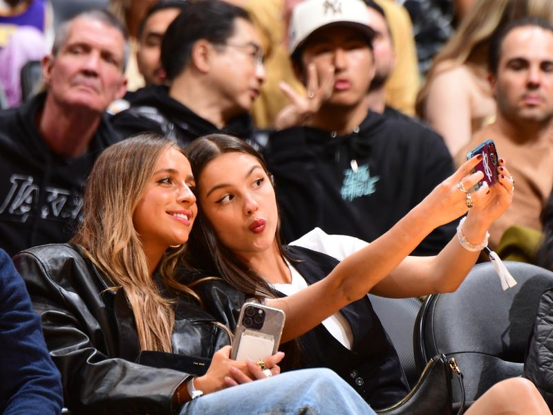 LOS ANGELES, CA - JANUARY 19:  Tate McRae & Olivia Rodrigo look on during the game on January 19, 2024 at Crypto.Com Arena in Los Angeles, California. NOTE TO USER: User expressly acknowledges and agrees that, by downloading and/or using this Photograph, user is consenting to the terms and conditions of the Getty Images License Agreement. Mandatory Copyright Notice: Copyright 2024 NBAE (Photo by Adam Pantozzi/NBAE via Getty Images)