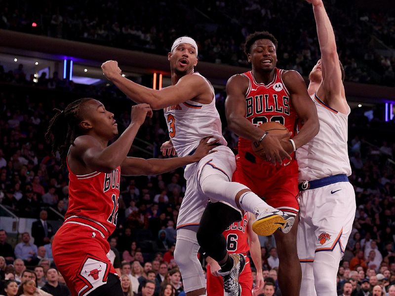 NEW YORK, NEW YORK - JANUARY 03: Terry Taylor #32 of the Chicago Bulls grabs the rebound before Josh Hart #3 and Isaiah Hartenstein #55 of the New York Knicks during the first half at Madison Square Garden on January 03, 2024 in New York City. NOTE TO USER: User expressly acknowledges and agrees that, by downloading and or using this photograph, User is consenting to the terms and conditions of the Getty Images License Agreement. (Photo by Elsa/Getty Images)