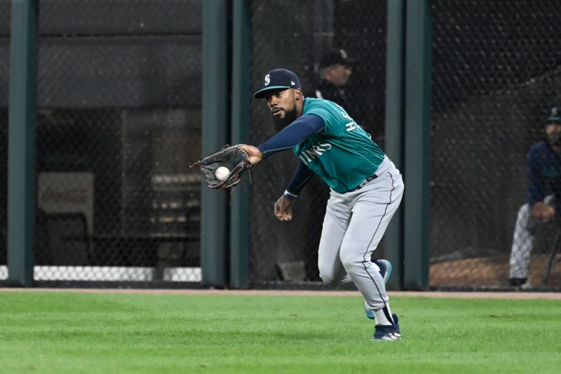 Aug 21, 2023; Chicago, Illinois, USA;  Seattle Mariners right fielder Teoscar Hernandez (35) catches a fly ball hit by Chicago White Sox right fielder Oscar Colas (22) during the seventh inning at Guaranteed Rate Field. Mandatory Credit: Matt Marton-USA TODAY Sports