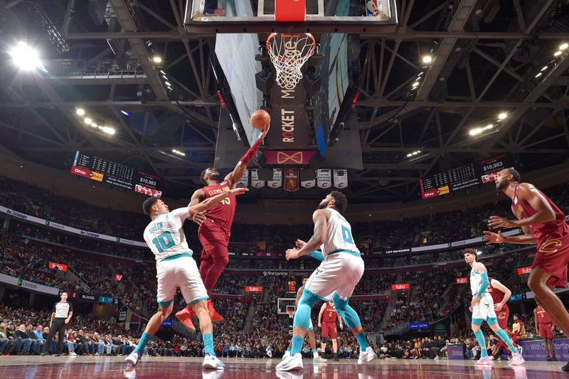 CLEVELAND, OH - JANUARY 5: Donovan Mitchell #45 of the Cleveland Cavaliers drives to the basket during the game against the Charlotte Hornets on January 5, 2025 at Rocket Mortgage FieldHouse in Cleveland, Ohio. NOTE TO USER: User expressly acknowledges and agrees that, by downloading and/or using this Photograph, user is consenting to the terms and conditions of the Getty Images License Agreement. Mandatory Copyright Notice: Copyright 2025 NBAE (Photo by David Liam Kyle/NBAE via Getty Images)