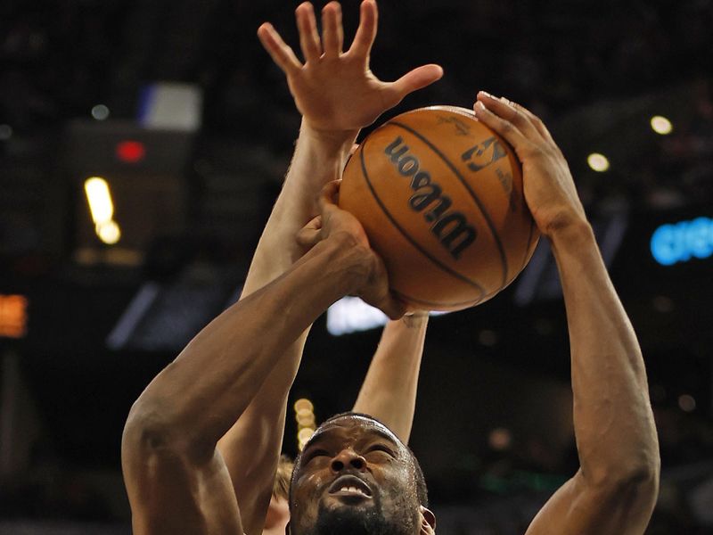 SAN ANTONIO, TX - DECEMBER 5:  Harrison Barnes #40 of the San Antonio Spurs scores against the Chicago Bulls in the first half at Frost Bank Center on December 5, 2024 in San Antonio, Texas. NOTE TO USER: User expressly acknowledges and agrees that, by downloading and or using this photograph, User is consenting to terms and conditions of the Getty Images License Agreement. (Photo by Ronald Cortes/Getty Images)