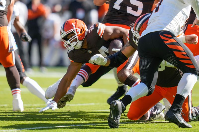 Cleveland Browns running back Nick Chubb (24) carries in the first half of an NFL football game against the Cincinnati Bengals, Sunday, Oct. 20, 2024, in Cleveland. (AP Photo/Sue Ogrocki)