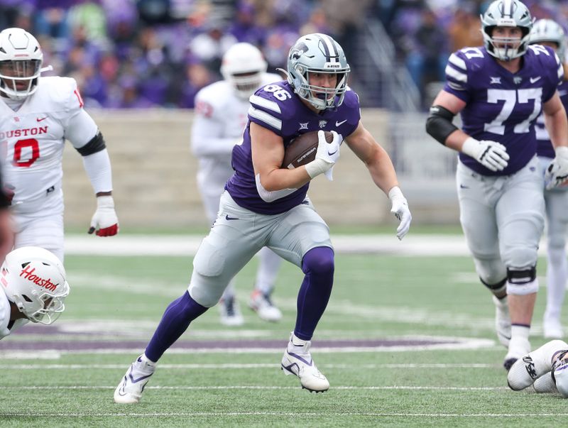 Oct 28, 2023; Manhattan, Kansas, USA; Kansas State Wildcats tight end Garrett Oakley (86) runs the ball during the fourth quarter against the Houston Cougars at Bill Snyder Family Football Stadium. Mandatory Credit: Scott Sewell-USA TODAY Sports