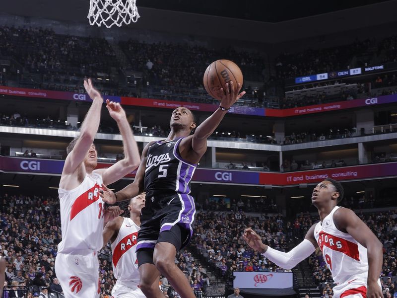 SACRAMENTO, CA - JANUARY 5: De'Aaron Fox #5 of the Sacramento Kings drives to the basket during the game against the Toronto Raptors on January 5, 2024 at Golden 1 Center in Sacramento, California. NOTE TO USER: User expressly acknowledges and agrees that, by downloading and or using this Photograph, user is consenting to the terms and conditions of the Getty Images License Agreement. Mandatory Copyright Notice: Copyright 2024 NBAE (Photo by Rocky Widner/NBAE via Getty Images)