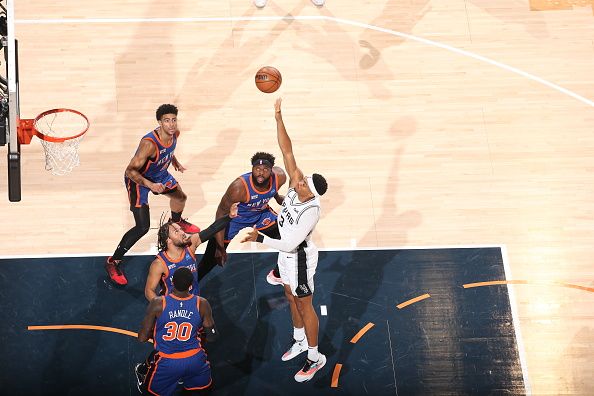 NEW YORK, NY - NOVEMBER 8: Keldon Johnson #3 of the San Antonio Spurs drives to the basket during the game against the New York Knicks on Novmeber 8, 2023 at Madison Square Garden in New York City, New York.  NOTE TO USER: User expressly acknowledges and agrees that, by downloading and or using this photograph, User is consenting to the terms and conditions of the Getty Images License Agreement. Mandatory Copyright Notice: Copyright 2023 NBAE  (Photo by Nathaniel S. Butler/NBAE via Getty Images)