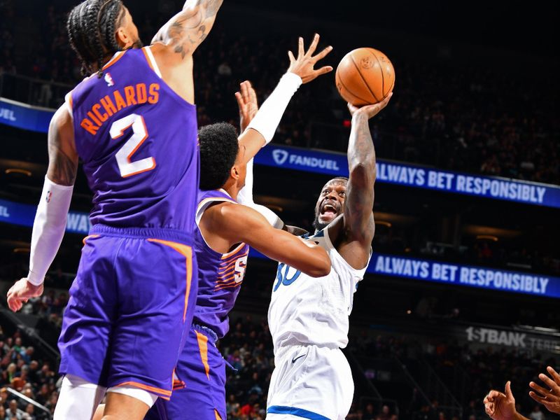 PHOENIX, AZ - JANUARY 29: Julius Randle #30 of the Minnesota Timberwolves shoots the ball during the game against the Phoenix Suns on January 29, 2025 at Footprint Center in Phoenix, Arizona. NOTE TO USER: User expressly acknowledges and agrees that, by downloading and or using this photograph, user is consenting to the terms and conditions of the Getty Images License Agreement. Mandatory Copyright Notice: Copyright 2025 NBAE (Photo by Barry Gossage/NBAE via Getty Images)