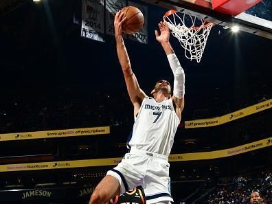 PHOENIX, AZ - DECEMBER 2: Santi Aldama #7 of the Memphis Grizzlies drives to the basket during the game against the Phoenix Suns on December 2, 2023 at Footprint Center in Phoenix, Arizona. NOTE TO USER: User expressly acknowledges and agrees that, by downloading and or using this photograph, user is consenting to the terms and conditions of the Getty Images License Agreement. Mandatory Copyright Notice: Copyright 2023 NBAE (Photo by Kate Frese/NBAE via Getty Images)