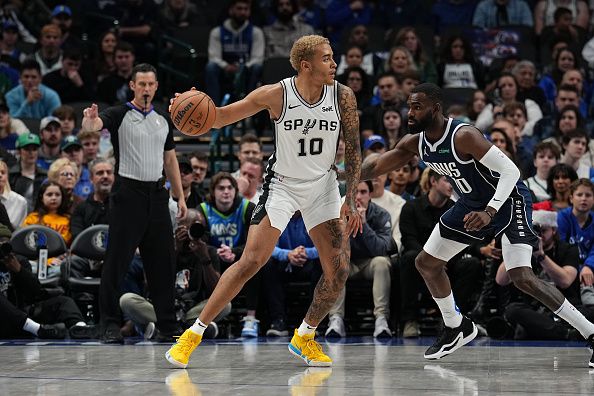 DALLAS, TX - DECEMBER 23: Jeremy Sochan #10 of the San Antonio Spurs handles the ball during the game against the Dallas Mavericks on December 23, 2023 at the American Airlines Center in Dallas, Texas. NOTE TO USER: User expressly acknowledges and agrees that, by downloading and or using this photograph, User is consenting to the terms and conditions of the Getty Images License Agreement. Mandatory Copyright Notice: Copyright 2023 NBAE (Photo by Glenn James/NBAE via Getty Images)