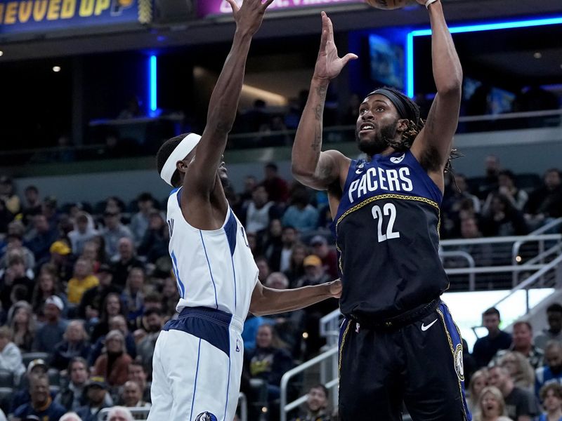 INDIANAPOLIS, INDIANA - MARCH 27: Isaiah Jackson #22 of the Indiana Pacers attempts a shot while being guarded by Justin Holiday #0 of the Dallas Mavericks in the fourth quarter at Gainbridge Fieldhouse on March 27, 2023 in Indianapolis, Indiana. NOTE TO USER: User expressly acknowledges and agrees that, by downloading and or using this photograph, User is consenting to the terms and conditions of the Getty Images License Agreement. (Photo by Dylan Buell/Getty Images)