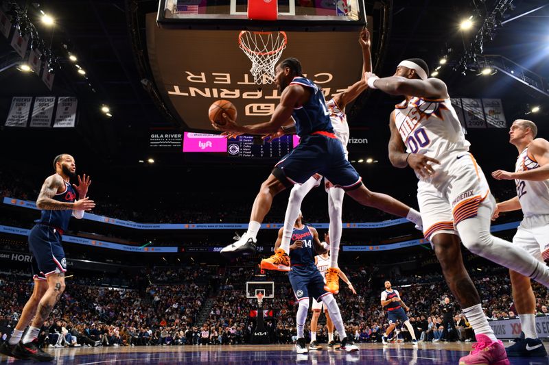 PHOENIX, AZ - JANUARY 27: Kawhi Leonard #2 of the LA Clippers looks to pass the ball during the game against the Phoenix Suns on January 27, 2025 at Footprint Center in Phoenix, Arizona. NOTE TO USER: User expressly acknowledges and agrees that, by downloading and or using this photograph, user is consenting to the terms and conditions of the Getty Images License Agreement. Mandatory Copyright Notice: Copyright 2025 NBAE (Photo by Barry Gossage/NBAE via Getty Images)