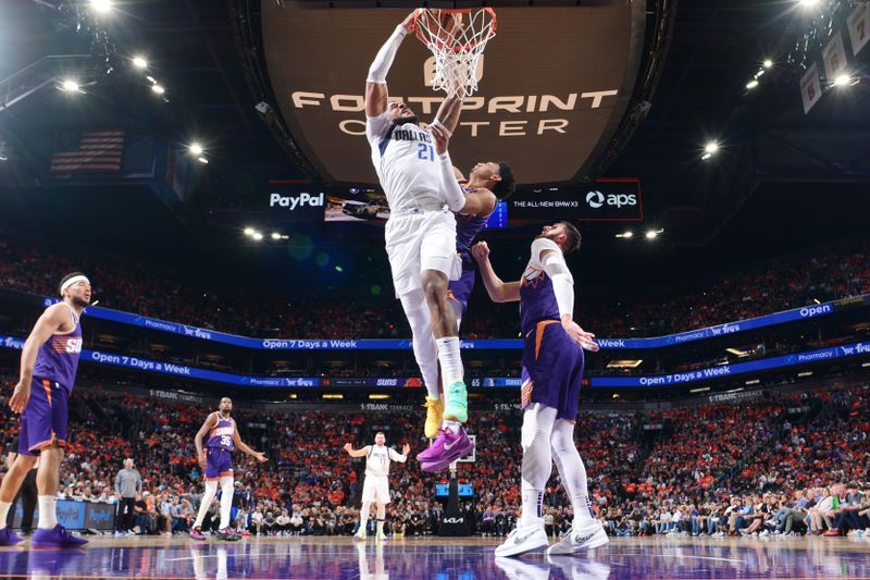 PHOENIX, AZ - OCTOBER  26: Daniel Gafford #21 of the Dallas Mavericks drives to the basket during the game against the Phoenix Suns on October 26, 2024 at Footprint Center in Phoenix, Arizona. NOTE TO USER: User expressly acknowledges and agrees that, by downloading and or using this photograph, user is consenting to the terms and conditions of the Getty Images License Agreement. Mandatory Copyright Notice: Copyright 2024 NBAE (Photo by Kate Frese/NBAE via Getty Images)