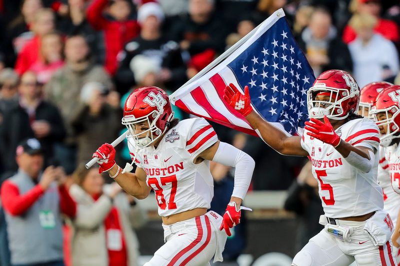 Dec 4, 2021; Cincinnati, Ohio, USA; Houston Cougars wide receiver Jake Herslow (87) runs onto the field prior to the game against the Cincinnati Bearcats during the American Athletic Conference championship game at Nippert Stadium. Mandatory Credit: Katie Stratman-USA TODAY Sports