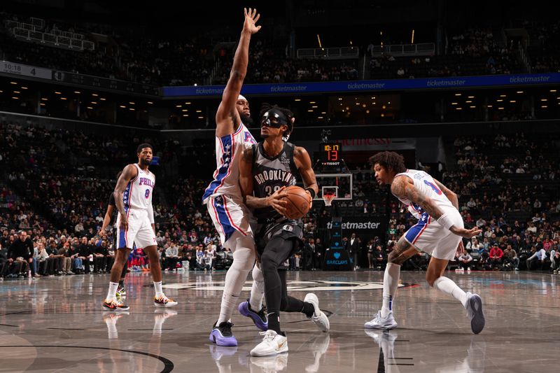 BROOKLYN, NY - FEBRUARY 12: Nicolas Claxton #33 of the Brooklyn Nets drives to the basket during the game against the Philadelphia 76ers on February 12, 2025 at Barclays Center in Brooklyn, New York. NOTE TO USER: User expressly acknowledges and agrees that, by downloading and or using this Photograph, user is consenting to the terms and conditions of the Getty Images License Agreement. Mandatory Copyright Notice: Copyright 2025 NBAE (Photo by Jesse D. Garrabrant/NBAE via Getty Images)