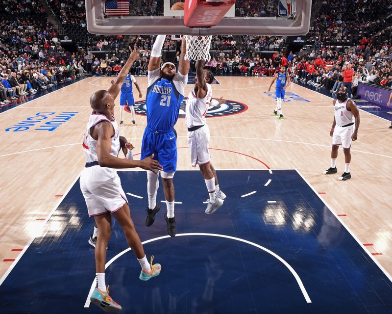 INGLEWOOD, CA - OCTOBER 14: Daniel Gafford #21 of the Dallas Mavericks dunks the ball during the game against the LA Clippers on October 14, 2024 at Intuit Dome in Los Angeles, California. NOTE TO USER: User expressly acknowledges and agrees that, by downloading and/or using this Photograph, user is consenting to the terms and conditions of the Getty Images License Agreement. Mandatory Copyright Notice: Copyright 2024 NBAE (Photo by Juan Ocampo/NBAE via Getty Images)