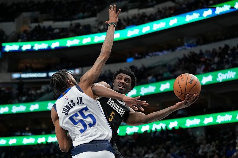 DALLAS, TEXAS - JANUARY 09: Vince Williams Jr. #5 of the Memphis Grizzlies makes a move to the basket as Derrick Jones Jr. #55 of the Dallas Mavericks defends during the second half at American Airlines Center on January 09, 2024 in Dallas, Texas. NOTE TO USER: User expressly acknowledges and agrees that, by downloading and or using this photograph, User is consenting to the terms and conditions of the Getty Images License Agreement. (Photo by Sam Hodde/Getty Images)