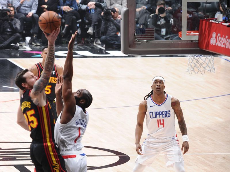 LOS ANGELES, CA - MARCH 17: Garrison Mathews #25 of the Atlanta Hawks drives to the basket during the game against the LA Clippers on March 17, 2024 at Crypto.Com Arena in Los Angeles, California. NOTE TO USER: User expressly acknowledges and agrees that, by downloading and/or using this Photograph, user is consenting to the terms and conditions of the Getty Images License Agreement. Mandatory Copyright Notice: Copyright 2024 NBAE (Photo by Adam Pantozzi/NBAE via Getty Images)