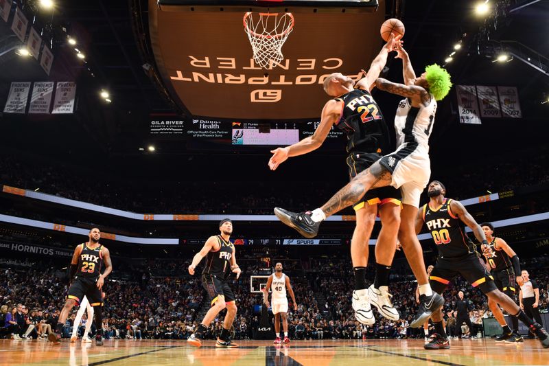 PHOENIX, AZ - DECEMBER 3: Mason Plumlee #22 of the Phoenix Suns blocks the ball during the game against the San Antonio Spurs during a Emirates NBA Cup game on December 3, 2024 at Footprint Center in Phoenix, Arizona. NOTE TO USER: User expressly acknowledges and agrees that, by downloading and or using this photograph, user is consenting to the terms and conditions of the Getty Images License Agreement. Mandatory Copyright Notice: Copyright 2024 NBAE (Photo by Barry Gossage/NBAE via Getty Images)