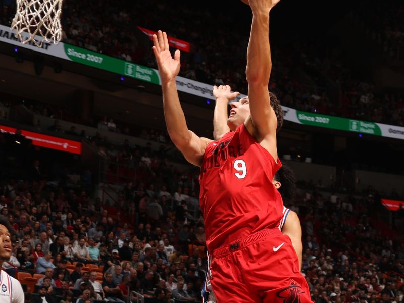 MIAMI, FL - NOVEMBER 18: Pelle Larsson #9 of the Miami Heat drives to the basket during the game against the Philadelphia 76ers on November 18, 2024 at Kaseya Center in Miami, Florida. NOTE TO USER: User expressly acknowledges and agrees that, by downloading and or using this Photograph, user is consenting to the terms and conditions of the Getty Images License Agreement. Mandatory Copyright Notice: Copyright 2024 NBAE (Photo by Issac Baldizon/NBAE via Getty Images)