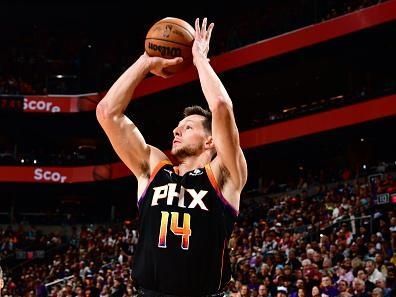 PHOENIX, AZ - NOVEMBER 15: Drew Eubanks #14 of the Phoenix Suns shoots the ball during the game against the Minnesota Timberwolves on November 15, 2023 at Footprint Center in Phoenix, Arizona. NOTE TO USER: User expressly acknowledges and agrees that, by downloading and or using this photograph, user is consenting to the terms and conditions of the Getty Images License Agreement. Mandatory Copyright Notice: Copyright 2023 NBAE (Photo by Barry Gossage/NBAE via Getty Images)