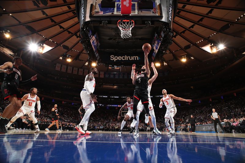 NEW YORK, NY - JANUARY 17: Fred VanVleet #5 of the Houston Rockets drives to the basket during the game against the New York Knicks on January 17, 2024 at Madison Square Garden in New York City, New York.  NOTE TO USER: User expressly acknowledges and agrees that, by downloading and or using this photograph, User is consenting to the terms and conditions of the Getty Images License Agreement. Mandatory Copyright Notice: Copyright 2024 NBAE  (Photo by Nathaniel S. Butler/NBAE via Getty Images)