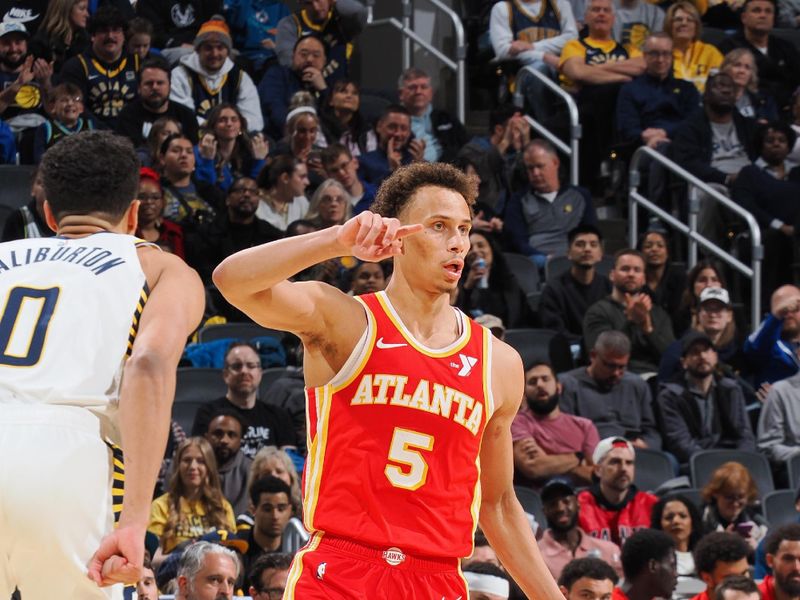 INDIANAPOLIS, IN - FEBRUARY 1: Dyson Daniels #5 of the Atlanta Hawks looks to pass the ball during the game against the Indiana Pacers  on February 1, 2025 at Gainbridge Fieldhouse in Indianapolis, Indiana. NOTE TO USER: User expressly acknowledges and agrees that, by downloading and or using this Photograph, user is consenting to the terms and conditions of the Getty Images License Agreement. Mandatory Copyright Notice: Copyright 2025 NBAE (Photo by Ron Hoskins/NBAE via Getty Images)