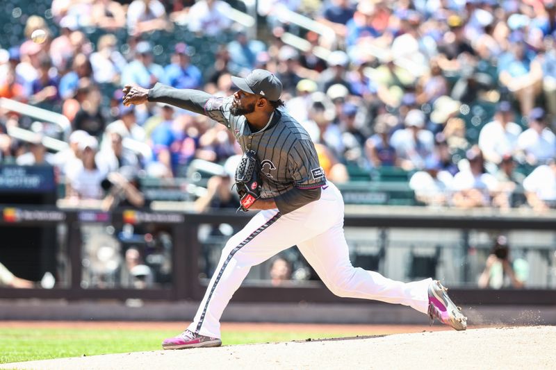 May 25, 2024; New York City, New York, USA;  New York Mets starting pitcher Luis Severino (40) pitches in the first inning against the San Francisco Giants at Citi Field. Mandatory Credit: Wendell Cruz-USA TODAY Sports
