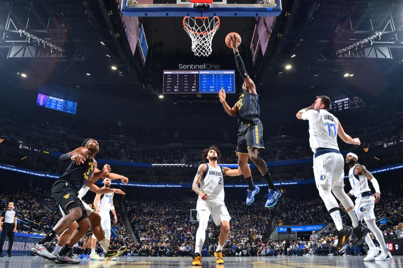 PHOENIX, AZ - NOVEMBER 12: Jonathan Kuminga #00 of the Golden State Warriors drives to the basket during the game against the Dallas Mavericks during the Emirates NBA Cup game on November 12, 2024 at Footprint Center in Phoenix, Arizona. NOTE TO USER: User expressly acknowledges and agrees that, by downloading and or using this photograph, user is consenting to the terms and conditions of the Getty Images License Agreement. Mandatory Copyright Notice: Copyright 2024 NBAE (Photo by Barry Gossage/NBAE via Getty Images)