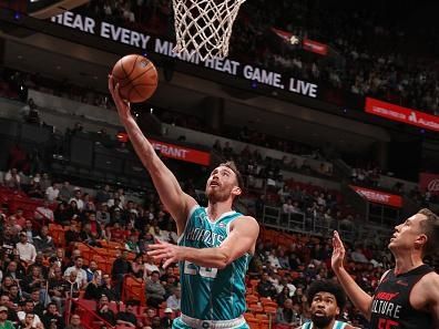 MIAMI, FL - DECEMBER 13: Gordon Hayward #20 of the Charlotte Hornets drives to the basket during the game against the Miami Heat on December 13, 2023 at Kaseya Center in Miami, Florida. NOTE TO USER: User expressly acknowledges and agrees that, by downloading and or using this Photograph, user is consenting to the terms and conditions of the Getty Images License Agreement. Mandatory Copyright Notice: Copyright 2023 NBAE (Photo by Issac Baldizon/NBAE via Getty Images)