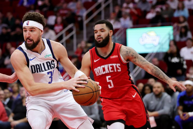 HOUSTON, TEXAS - JANUARY 01: Klay Thompson #31 of the Dallas Mavericks works past Fred VanVleet #5 of the Houston Rockets during the first half at Toyota Center on January 01, 2025 in Houston, Texas. NOTE TO USER: User expressly acknowledges and agrees that, by downloading and or using this photograph, User is consenting to the terms and conditions of the Getty Images License Agreement. (Photo by Alex Slitz/Getty Images)