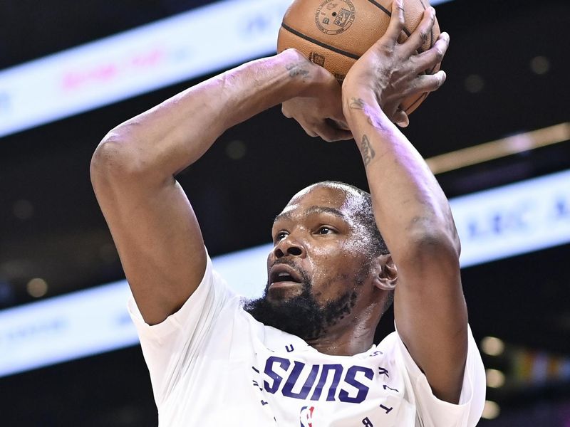 PHOENIX, ARIZONA - OCTOBER 11: Kevin Durant #35 of the Phoenix Suns warms up prior to the preseason game against the Detroit Pistons at Footprint Center on October 11, 2024 in Phoenix, Arizona.  NOTE TO USER: User expressly acknowledges and agrees that, by downloading and/or using this photograph, user is consenting to the terms and conditions of the Getty Images License Agreement. (Photo by Kelsey Grant/Getty Images)