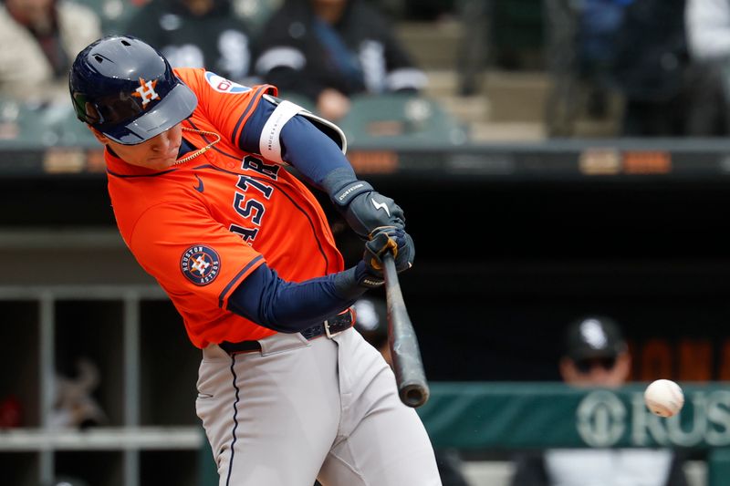 May 4, 2025; Chicago, Illinois, USA; Houston Astros right fielder Zach Dezenzo (9) singles against the Chicago White Sox the during the second inning at Rate Field. Mandatory Credit: Kamil Krzaczynski-Imagn Images